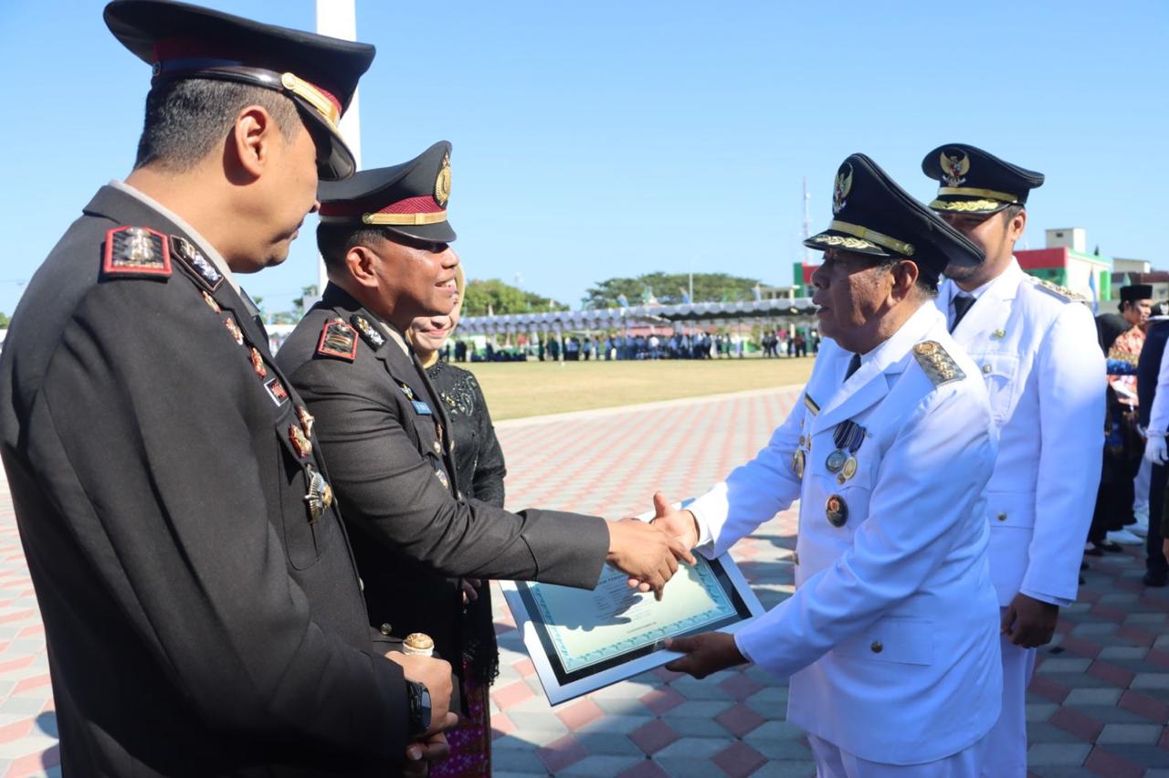 Kasat Lantas Terima Penghargaan Dalam  Pelayanan SIM Gratis Untuk Kaum Disabilitas Dan Masyarakat Peduli Sampah