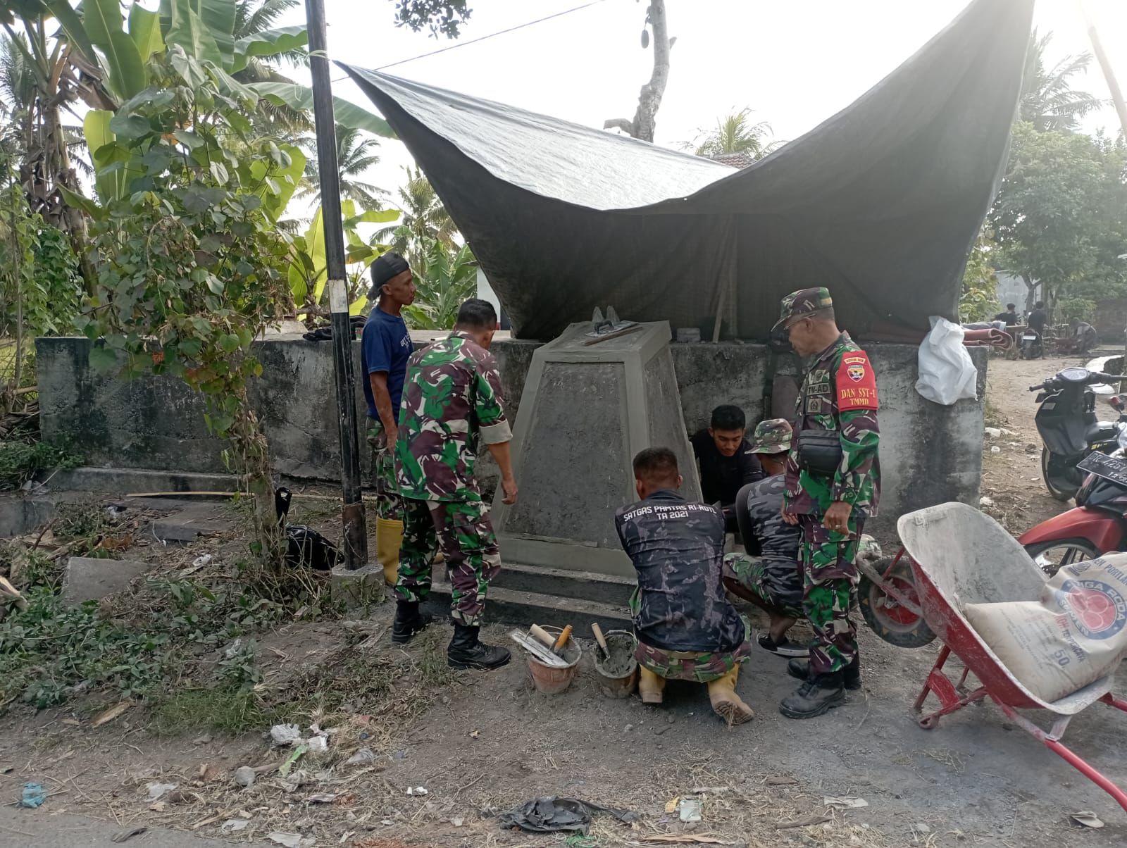 Pembangunan Tugu Prasasti TMMD ke 121 Kodim 1615/Lombok Timur di Desa Loyok