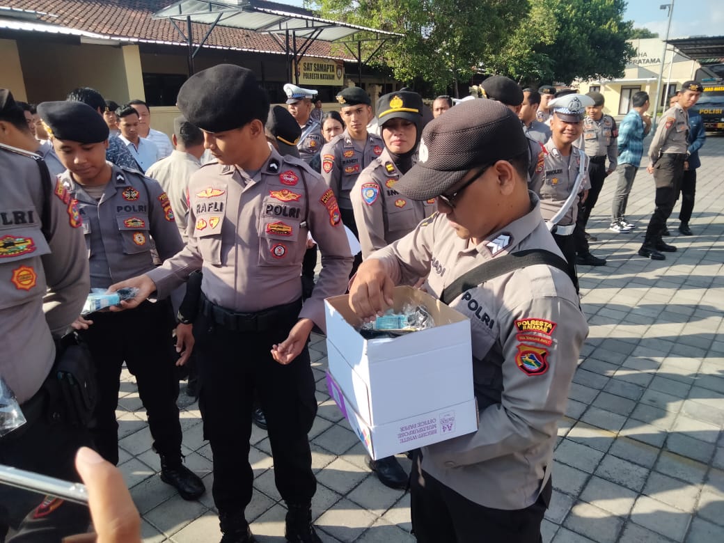 Jamin Kesehatan Satgas Banops Ops Gatari Praja Polresta Mataram Berikan Obat Dan Suplemen
