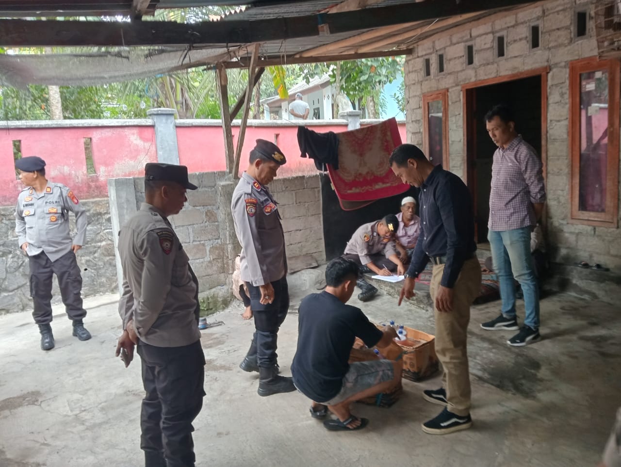 Jaga Kondusifitas Jelang Pilkada Serentak 2024, Polsek Kopang Sita Puluhan Miras Saat Razia Pekat