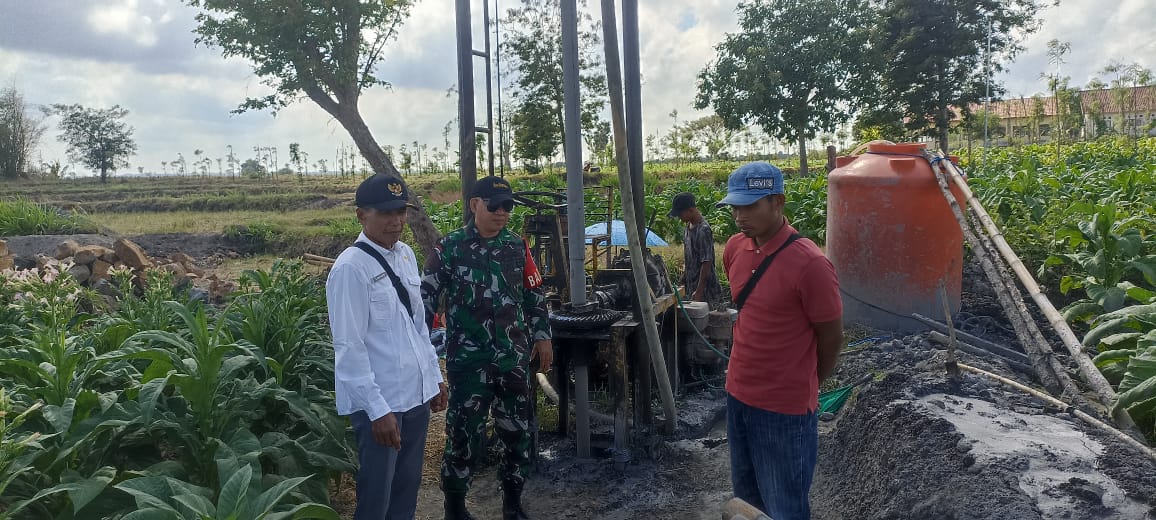 TNI Bersama Aparat Kelurahan Lakukan Pengecekan Sumur Bor Bantuan Dinas Pertanian Di Sasake