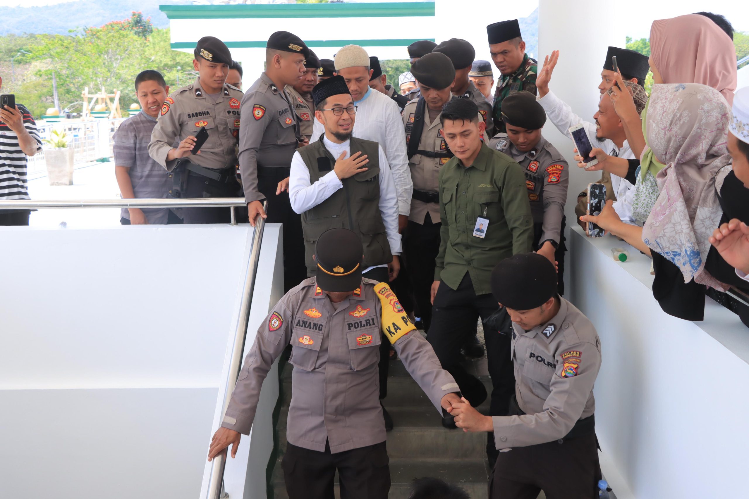 Sambut Kedatangan Dr. (H.C.) Adi Hidayat, Polres Sumbawa Barat dan Kodim 1628/SB Laksanakan Pengamanan Tabligh Akbar