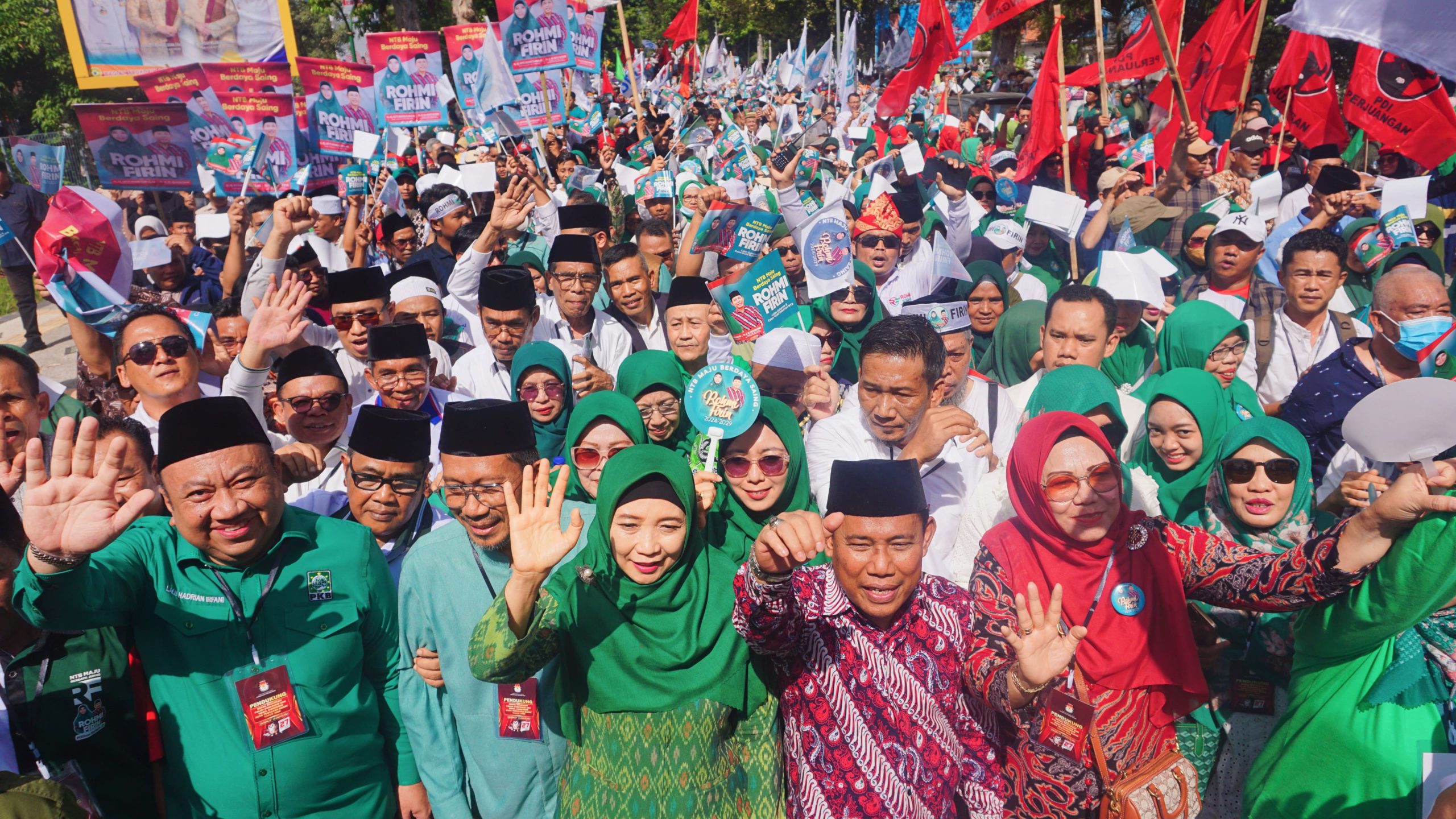 Belasan Ribu Massa Rakyat Iring Rohmi-Firin Mendaftar ke KPU NTB