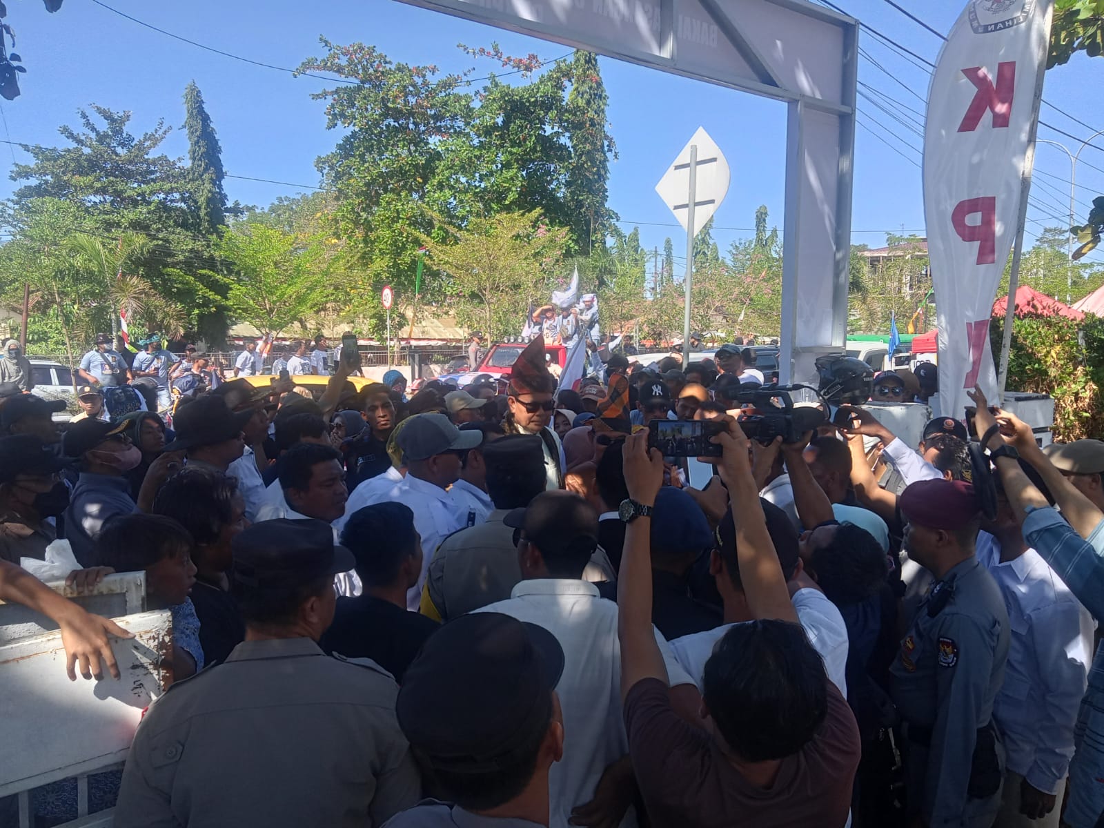 Didukung Koalisi Parpol Terbanyak, Jarot-Ansori Diiringi Ribuan Massa Daftar ke KPU Sumbawa