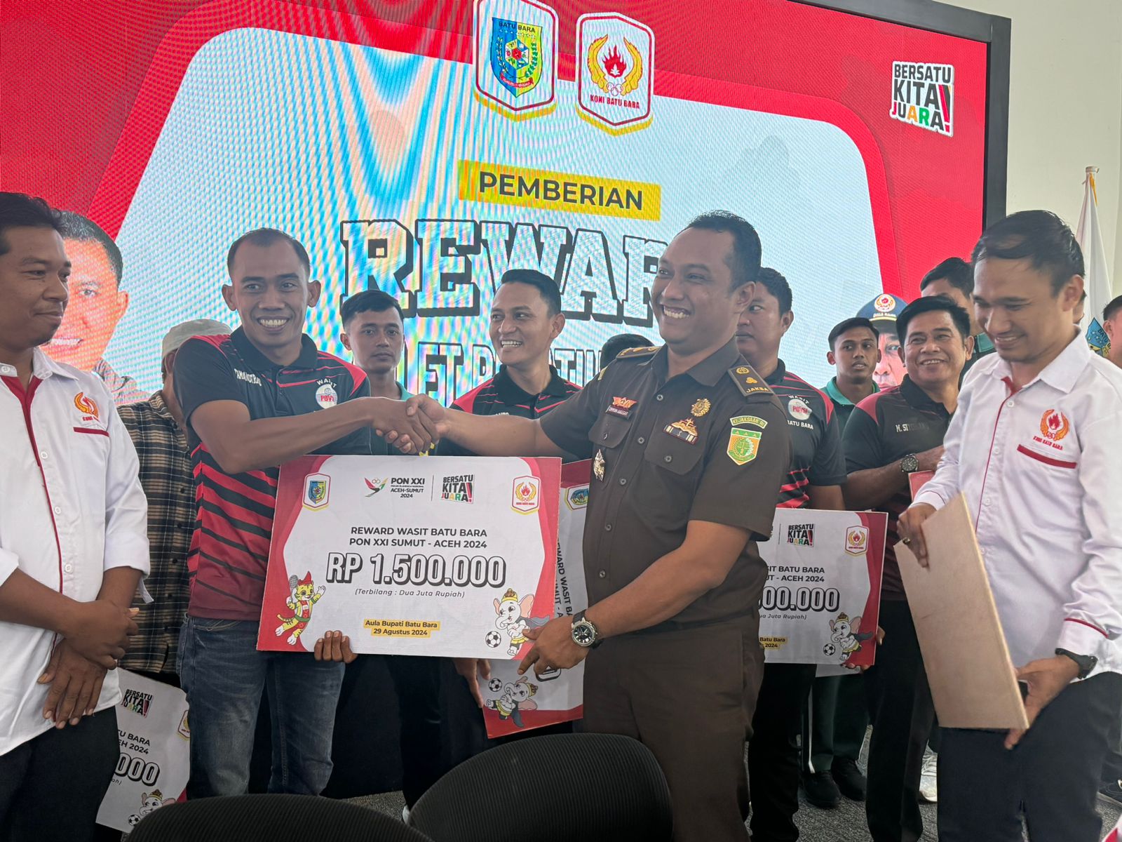 Pj Bupati Batubara Buka Rakerda KONI dan Beri Tali Asih Atlit PON XXI Asal Batubara