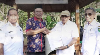 Bupati Sumbawa Serahkan SK Penggunaan Lahan Kepada Pemdes Karang Dima