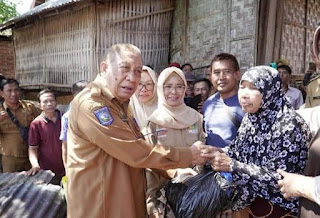 Bupati Sumbawa Serahkan Bantuan Kebakaran di Desa Lito