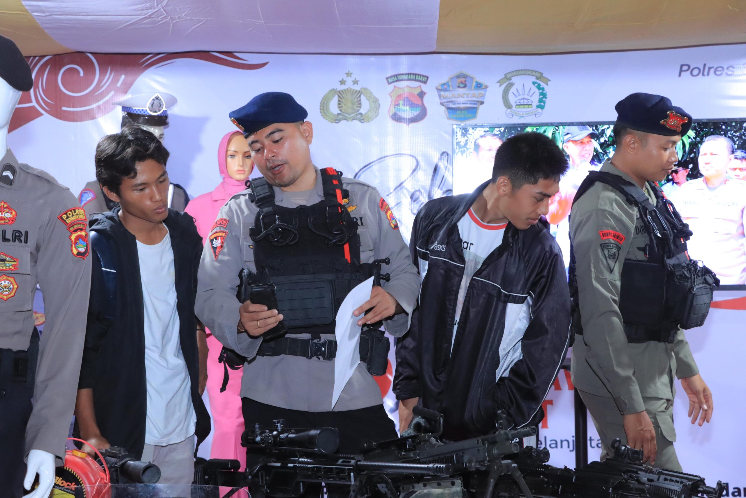 *Stand Pameran Polres Sumbawa Barat meriahkan  HUT Kemerdekaan RI ke 79 dan Hari Lahir Sumbawa Barat ke 21*