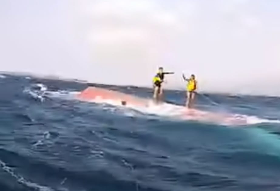 Diduga Mati Mesin Sebuah Kapal Angkut Sembako Tenggelam di Perairan Gili Meno