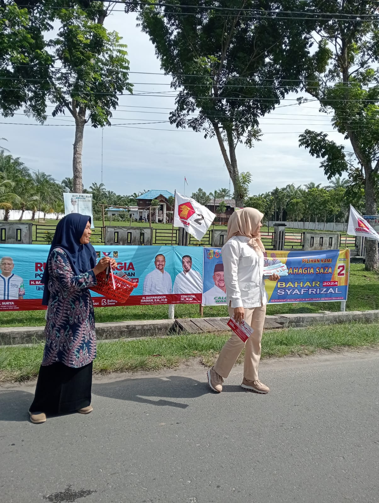 Dukung Pemilu Damai, Relawan Bahagia – Saza Bagikan Seribu Cokelat dan Brosur