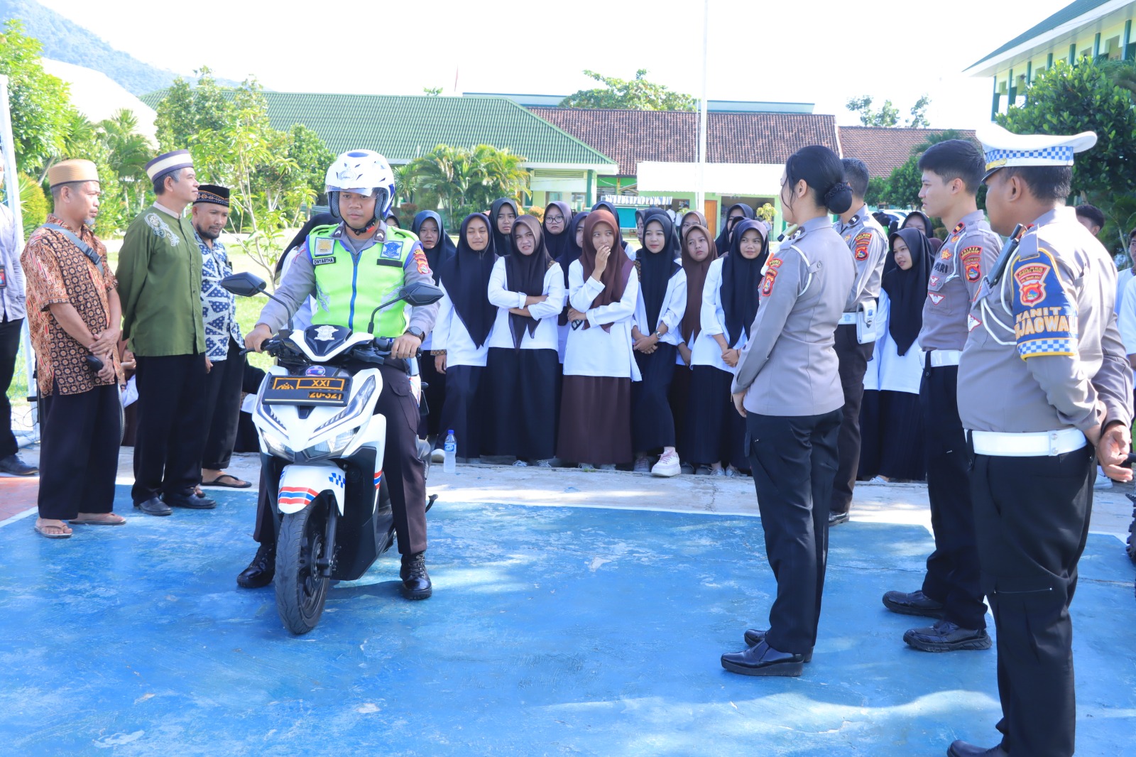 Upaya tekan angka kecelakaan, Sat Lantas Polres Sumbawa Barat gelar Police Goes To School