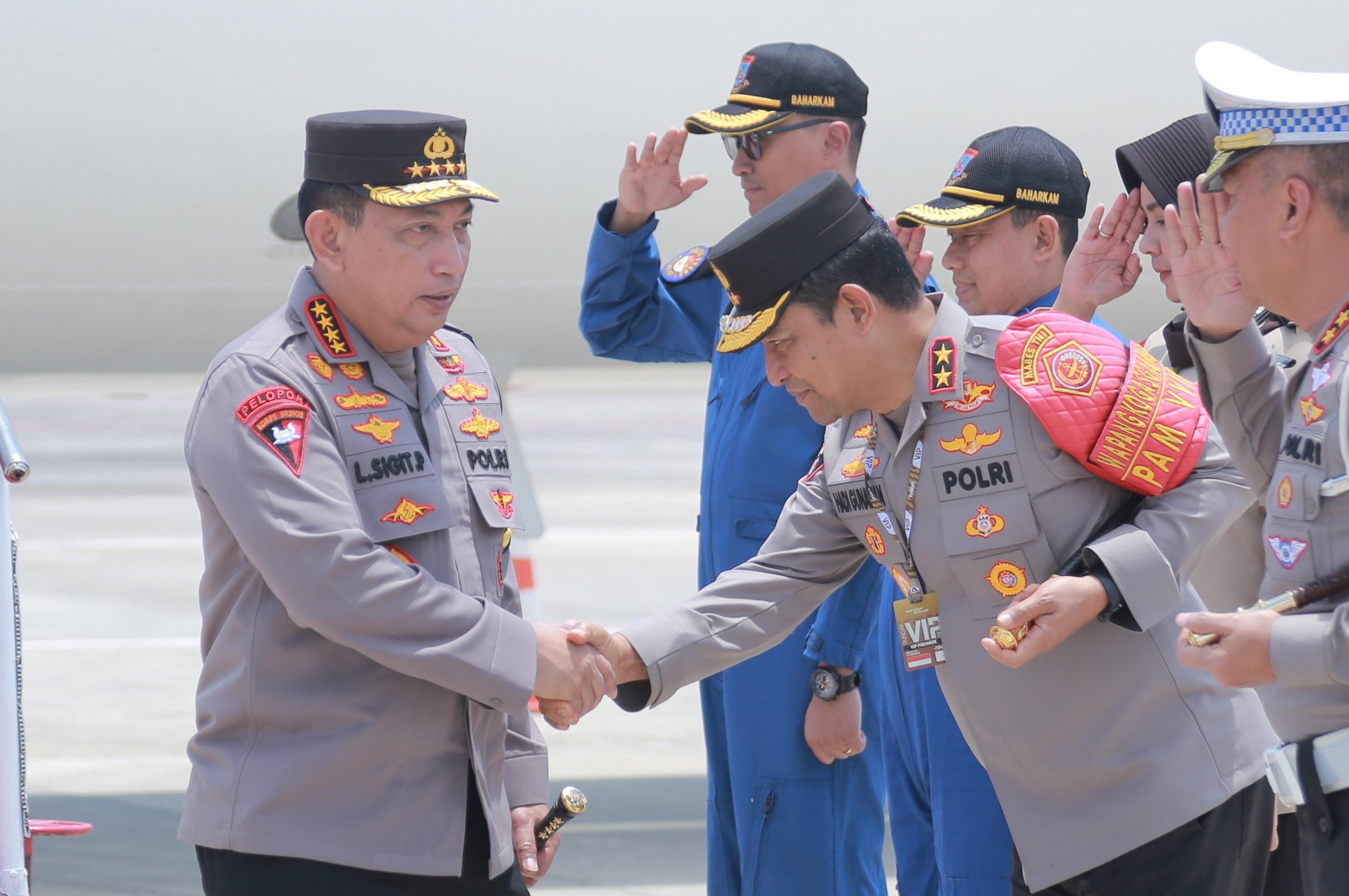 Kedatangan Kapolri dan Panglima TNI untuk Penutupan MotoGP Mandalika 2024 Disambut Kapolda NTB di BIL