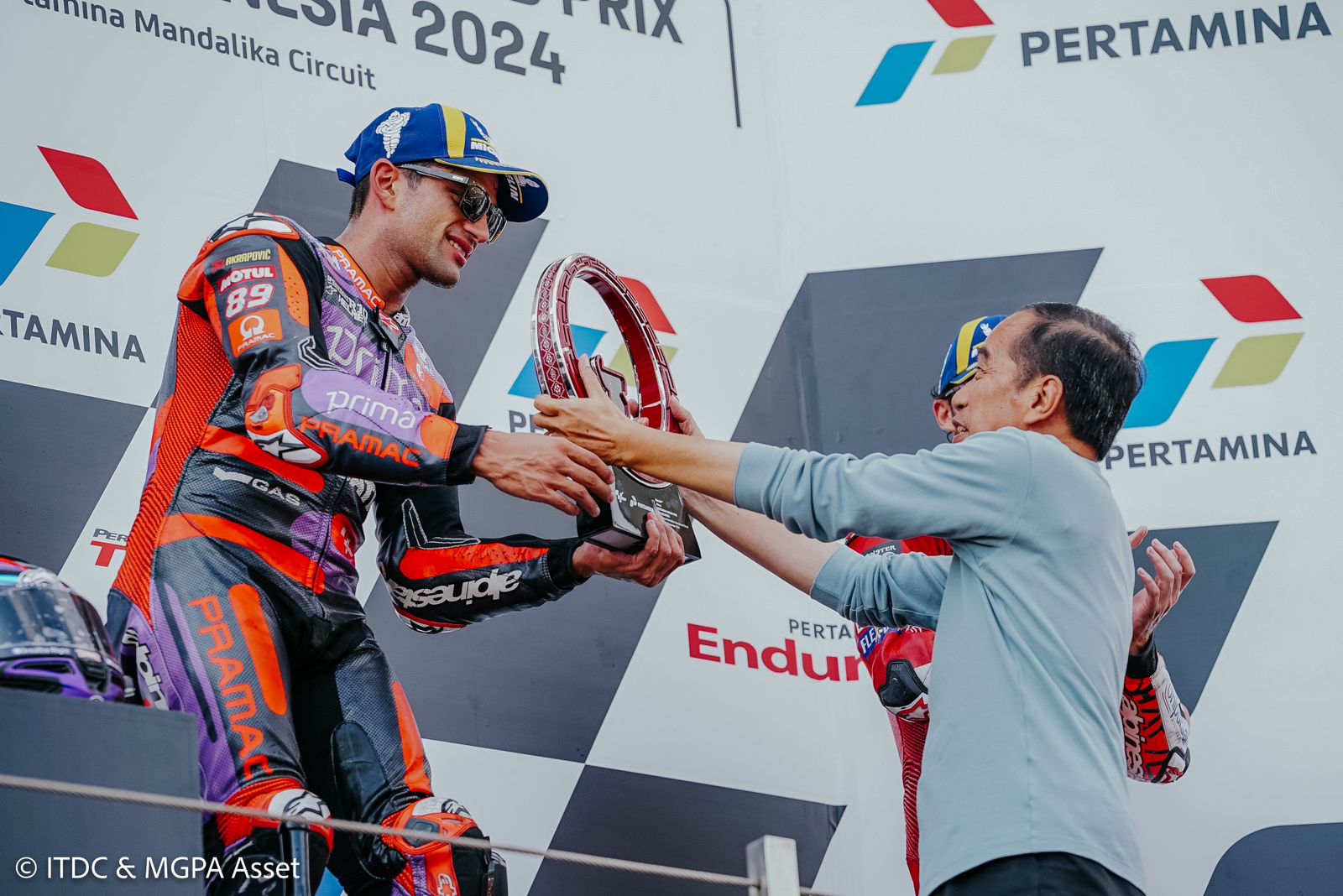 Presiden Joko Widodo Serahkan Trophy kepada Jorge Martin Peraih Podium Utama Pertamina Grand Prix of Indonesia
