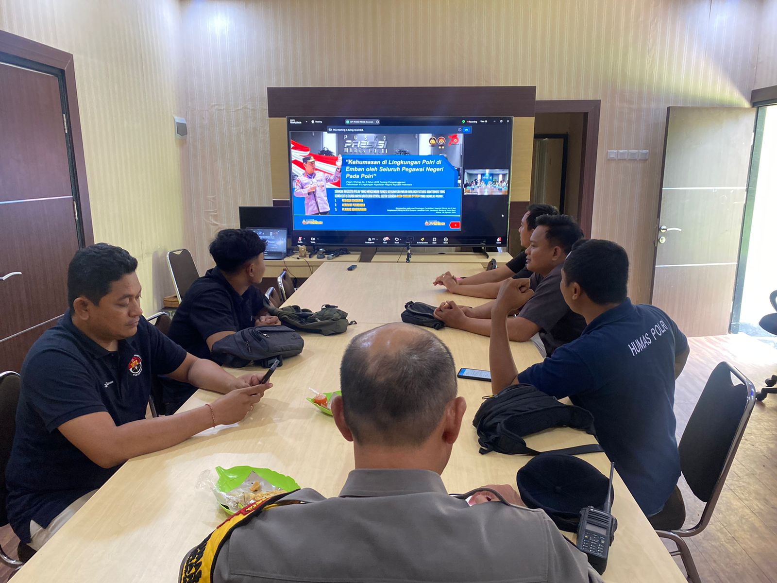 Kasi Humas Polresta Mataram Beserta Staf Ikuti Zoom Meting Divisi Humas Polri