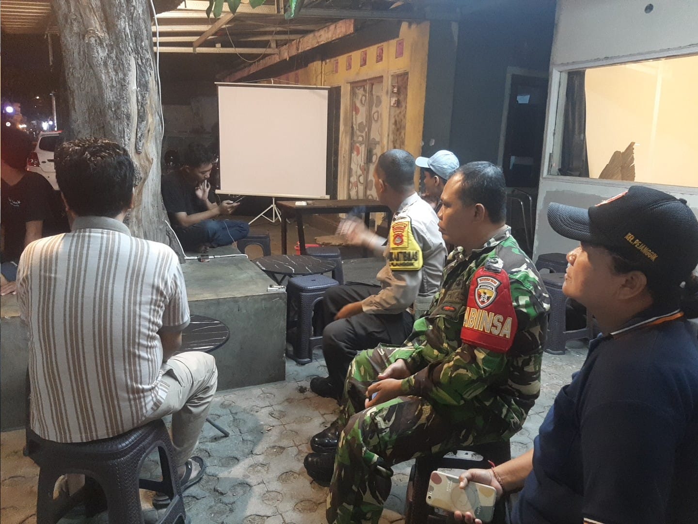 Polsek Mataram Pantau Warga Nobar Timnas Kualifikasi Piala Dunia Ajak Jaga Kamtibmas