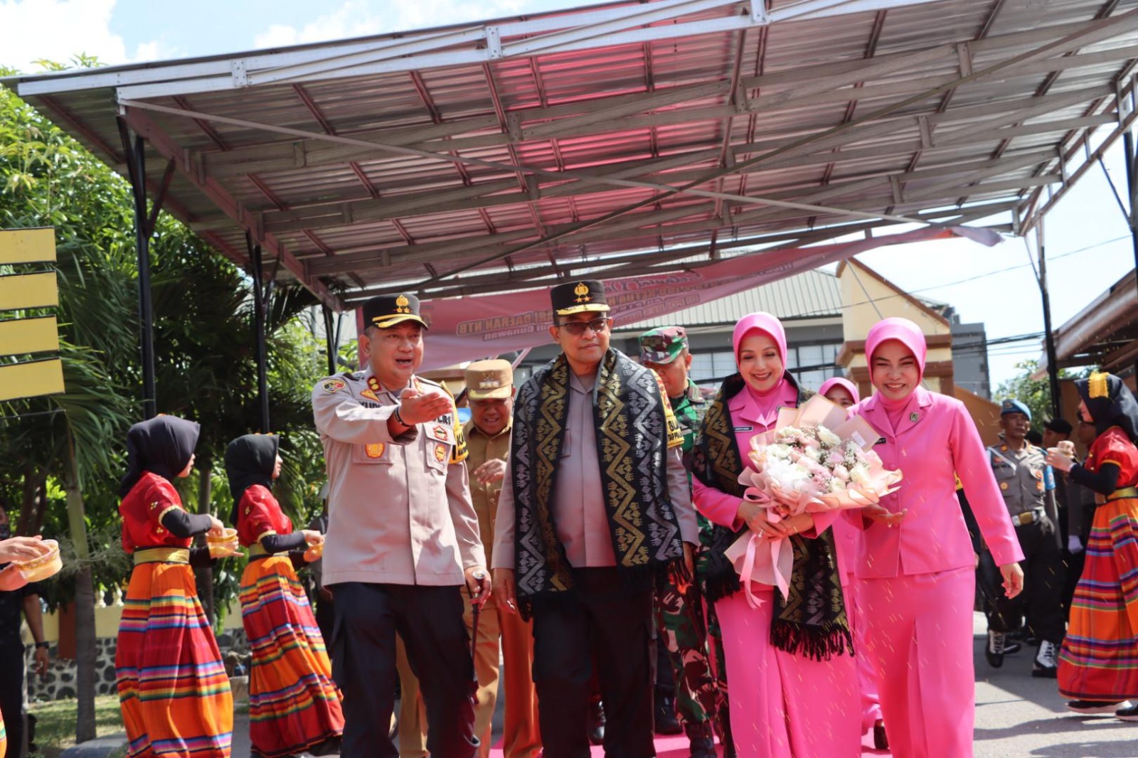 Kapolda NTB Disambut Jajar Kehormatan dan Tari Wura Bongi Monca dalam Kunjungan Kerja di Mako Polres Bima Kota