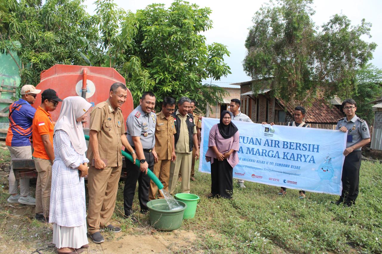 Imigrasi Sumbawa Berikan Bantuan 20 Tangki Air Bersih ke Masyarakat