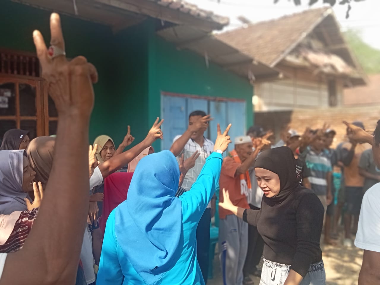 Ingin Perubahan, Emak – Emak Di kecamatan Lunyuk Siap Menangkan H Jarot -Ansori