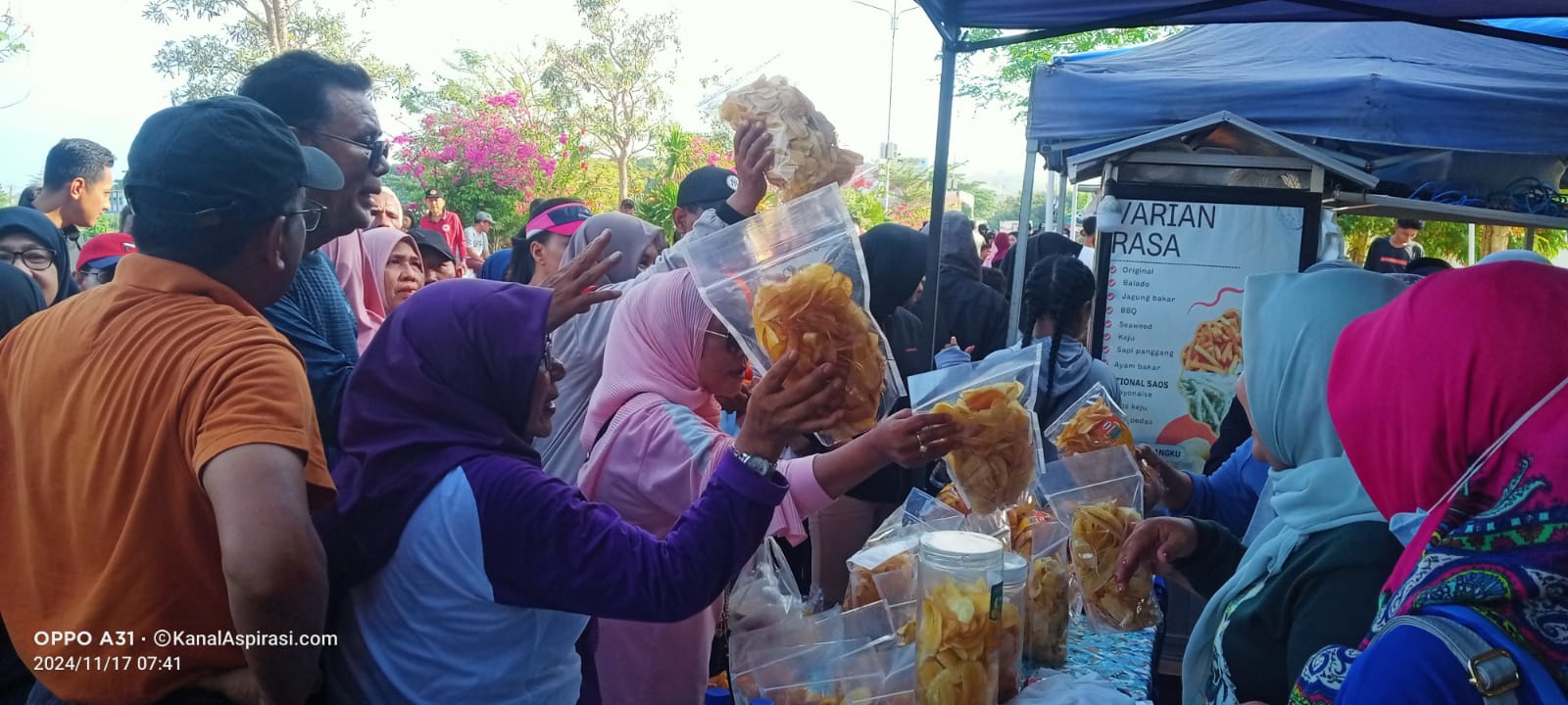 Jelang Debat Kedua, H Jarot Borong Dagangan UMKM di CFD Samota