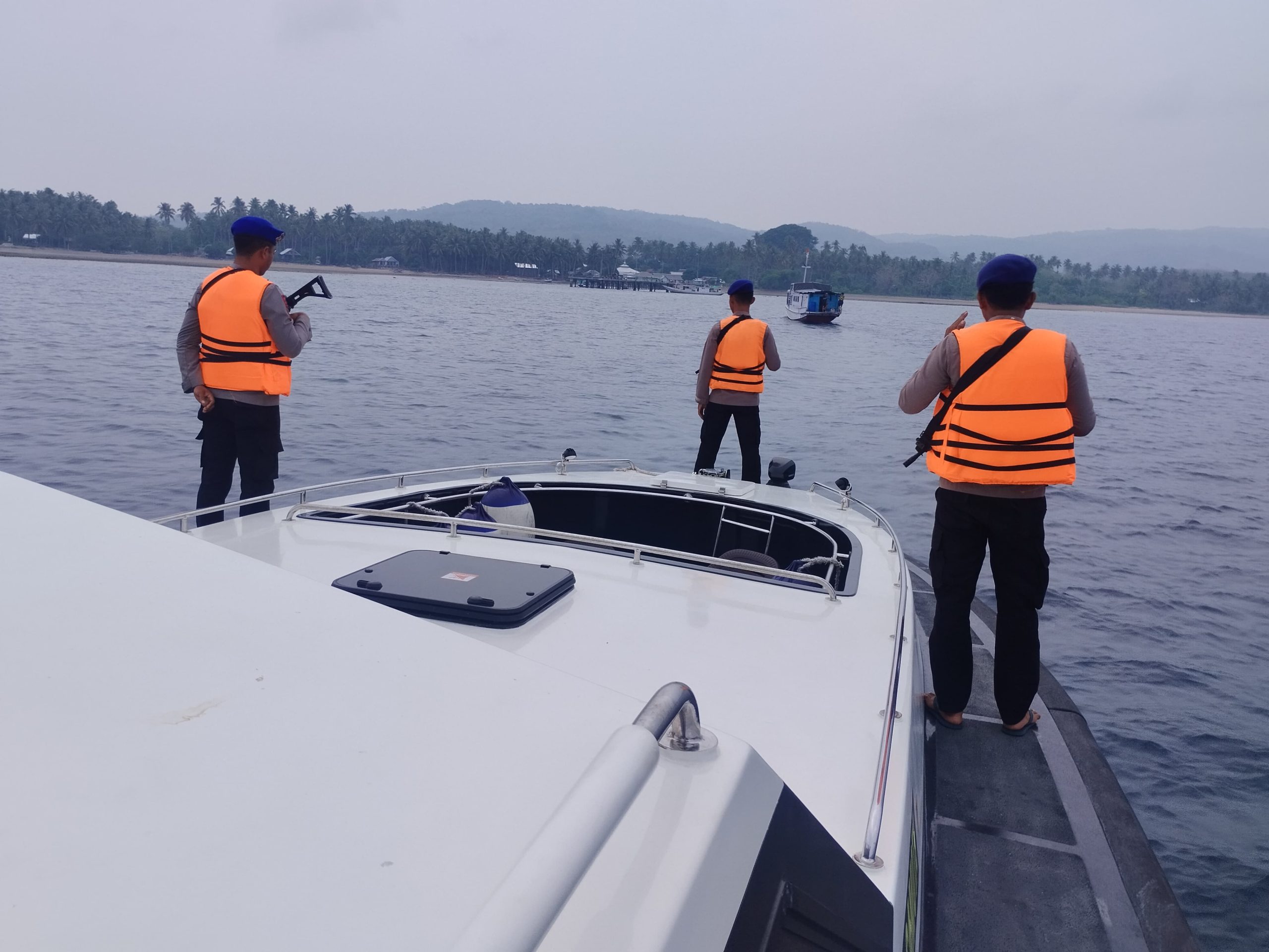 Ditpolair Polda NTB Kawal Distribusi Logistik Pilkada ke Pulau Moyo, Sumbawa