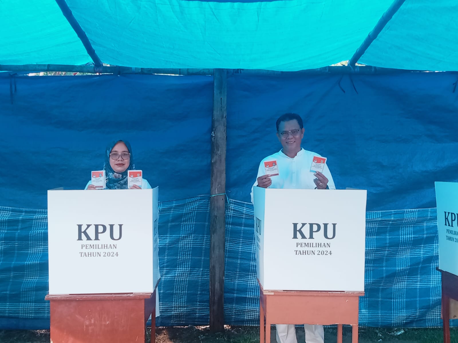 Kompak, H. Jarot dan Istrinya Berikan Suaranya di TPS 5 Desa Karang Dima