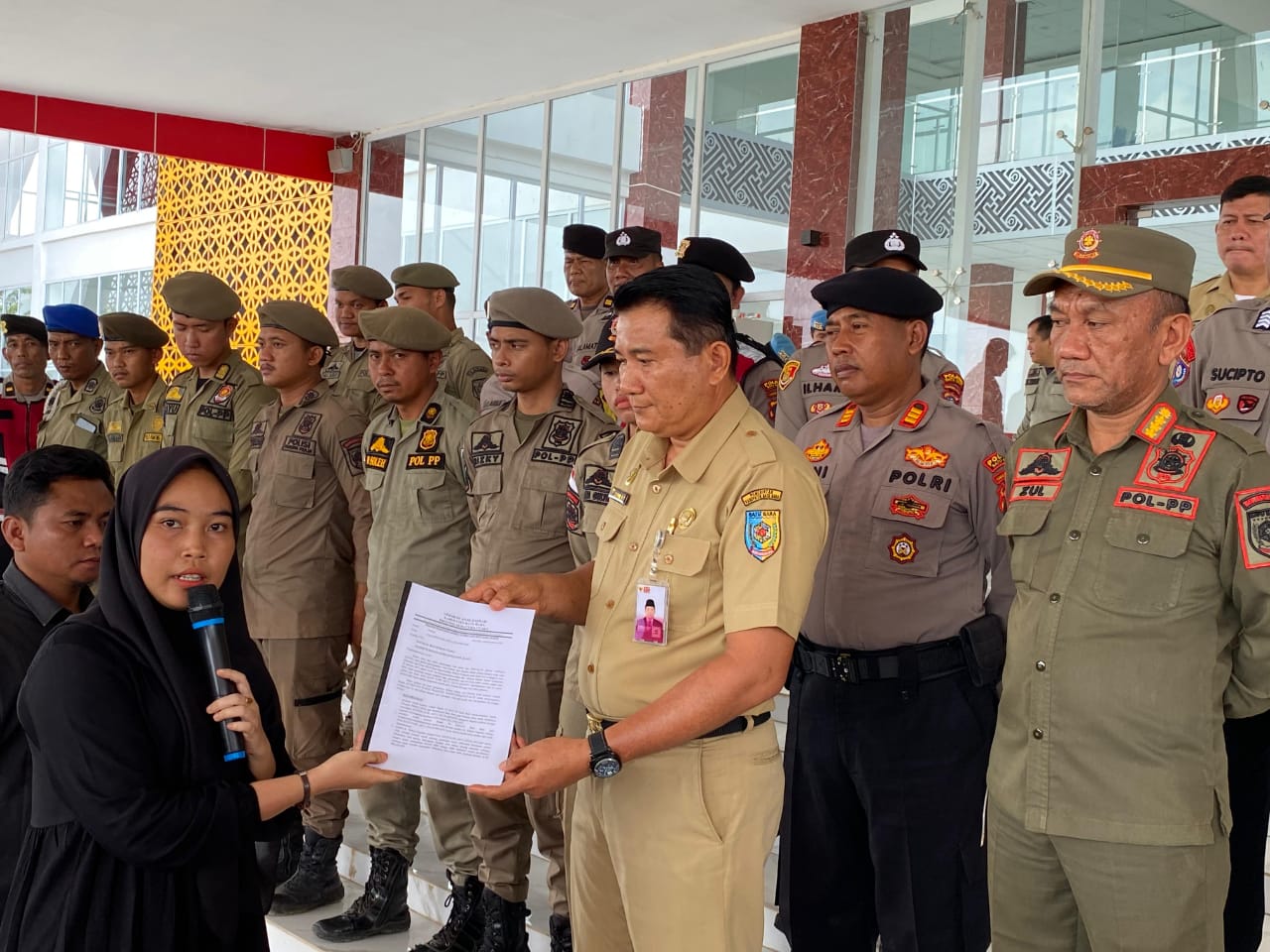Massa Demo Didepan Kantor Bupati Minta Copot Dirut RSUD H Ok Arya Zulkarnaen