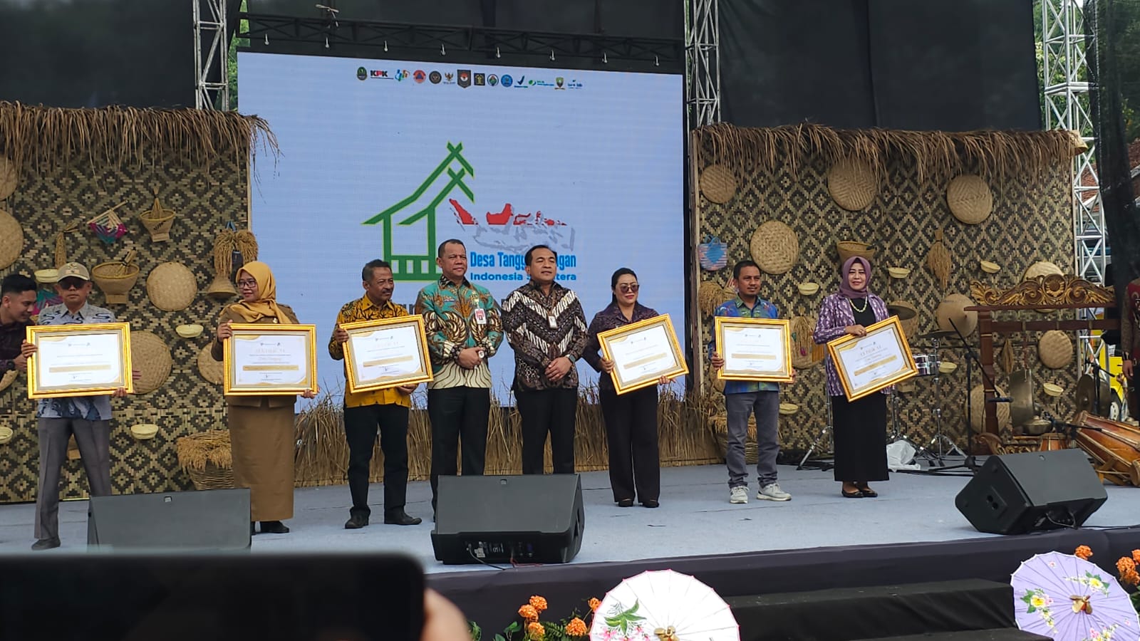 Desa Kumbang dan Desa Semparu Raih Penghargaan Desa Cantik Terbaik Nasional