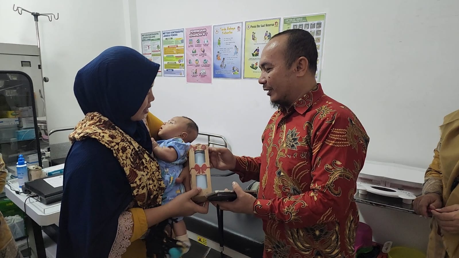 Dinas P2KB Batubara Berikan Pengobatan Gratis Ke Masyarakat Yang Ulang Tahun