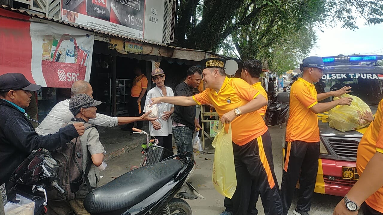 Polsek Tanjung Pura Bagikan Nasi untuk Tukang Becak Dalam Acara Jum’at Berkah