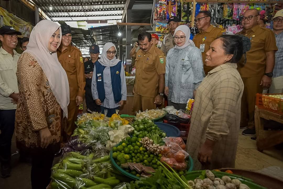 Blusukan di Pasar Seketeng, Wagub NTB  Pastikan Bahan Pokok Stabil