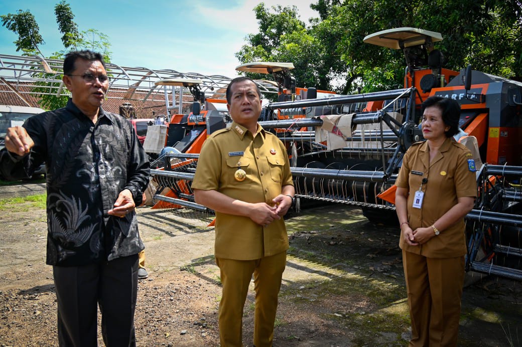 Dorong Sektor Pertanian, Gubernur Miq Iqbal Serahkan Combine ke Bupati Sumbawa
