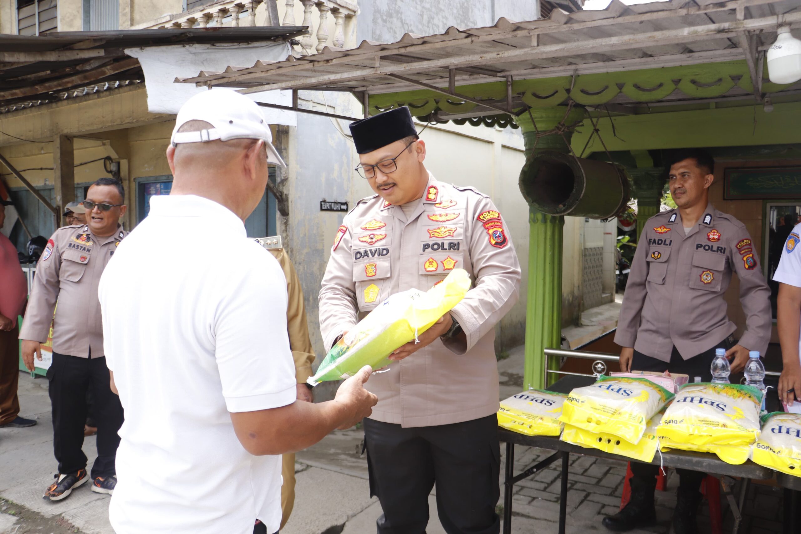 Menjaga Stabilitas dan Mencegah Terjadinya Implasi Polres Langkat Secara Bertahap Terus Salurkan Beras Murah ke Pada Masyarakat