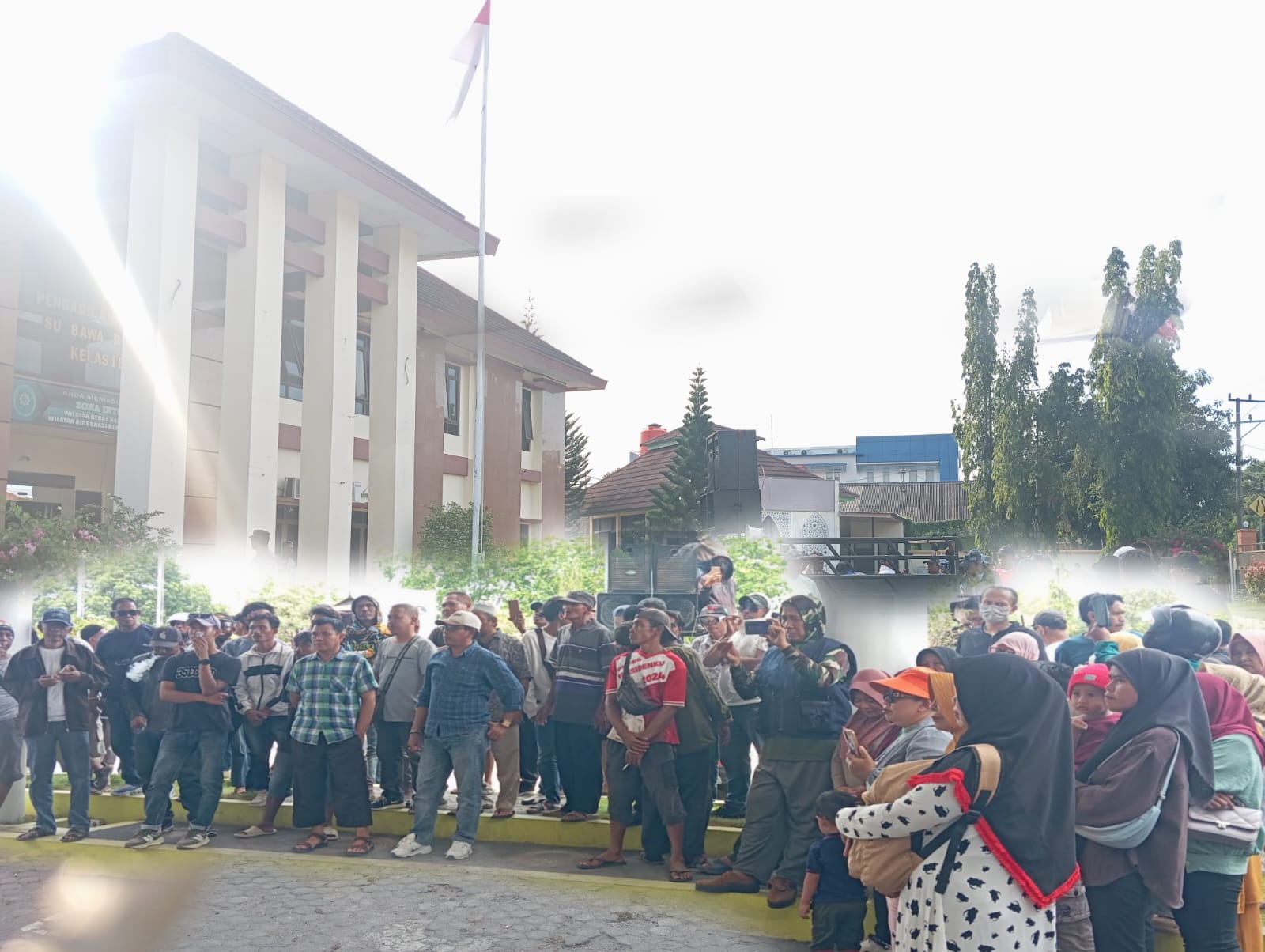 Gonjang-Ganjing Lahan Simpang Tano “Ai Jati”, Puluhan LSM dan Ratusan Masyarakat Demo Pengadilan Negeri