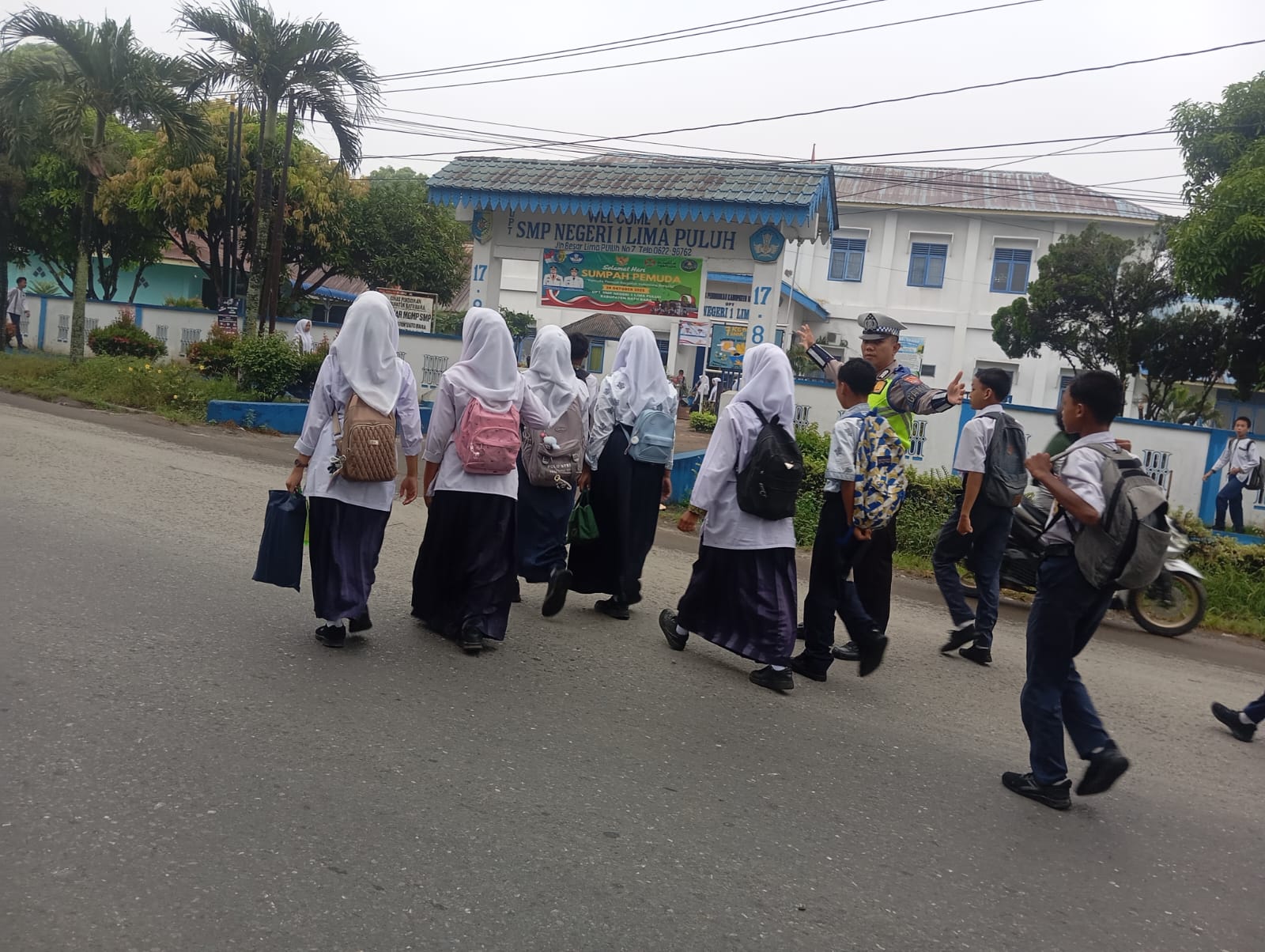 Atur Lalu lIntas Polres Batubara Sarankan Pengguna Kendaraan Pakai Helm SNI