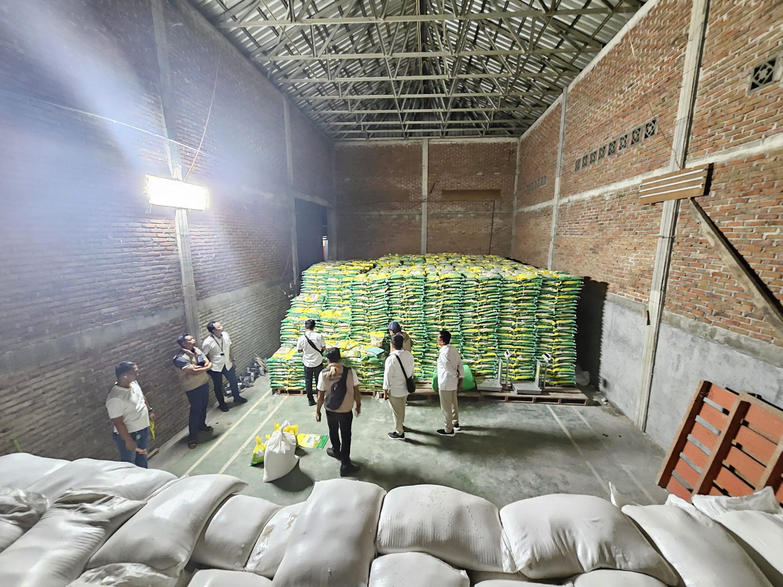 Geger, Polres Lotim Temukan 110 Ton Beras Oplosan