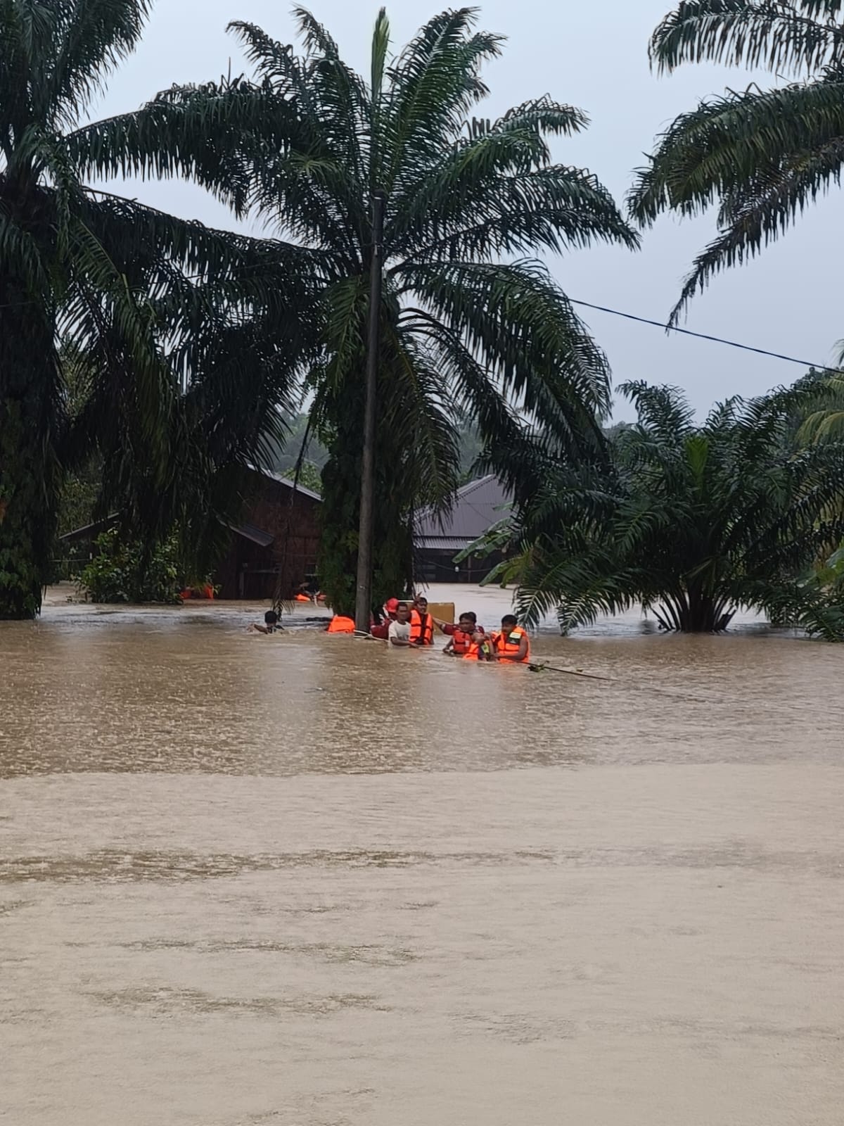 Team Gabungan Polsek Pangkalan Susu, TNI AL Serta Koramil 15 Pangkalan Susu Evakuasi Warga Yang Terdampak Banjir