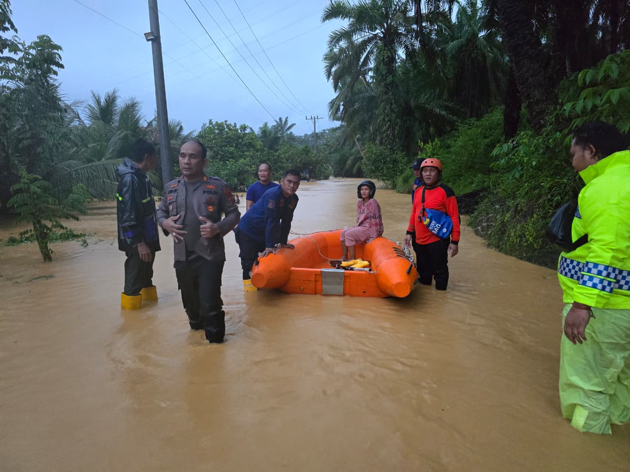Curah Hujan Tinggi Sebabkan Banjir, Polres Langkat Lakukan Penanganan Cepat