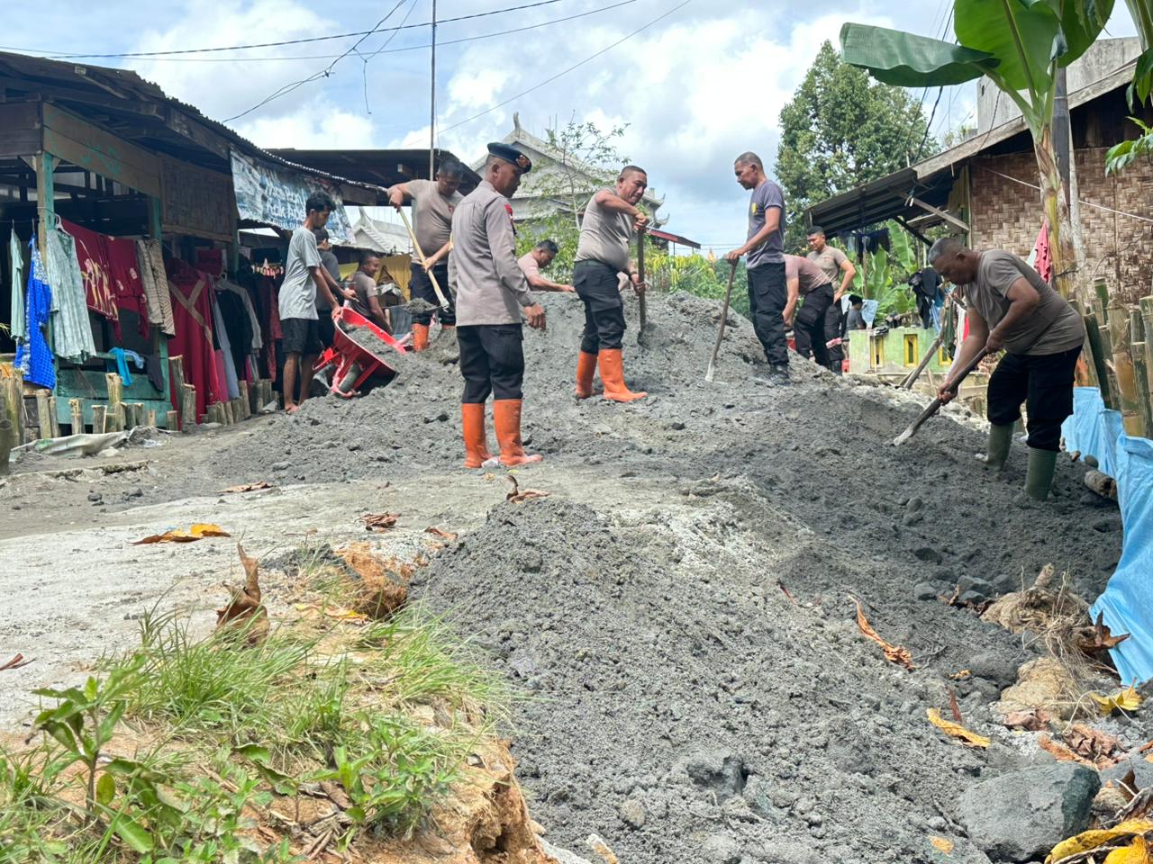 Brimob Polda Sumut Perbaiki Tanggul Jebol di Tanjung Pura