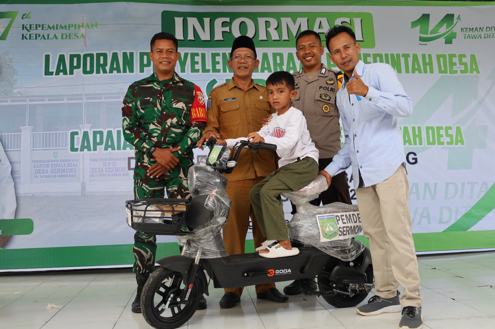 Peraih undian door prize hadiah utama berupa Skuter Listrik diserahkan oleh Kepala Desa bersama Ketua Karang Taruna, Babinsa dan Babinkamtibmas