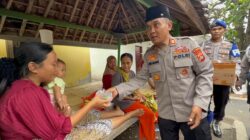 Ditpolairud Polda NTB Bagikan Takjil kepada Nelayan di Pantai Gading 