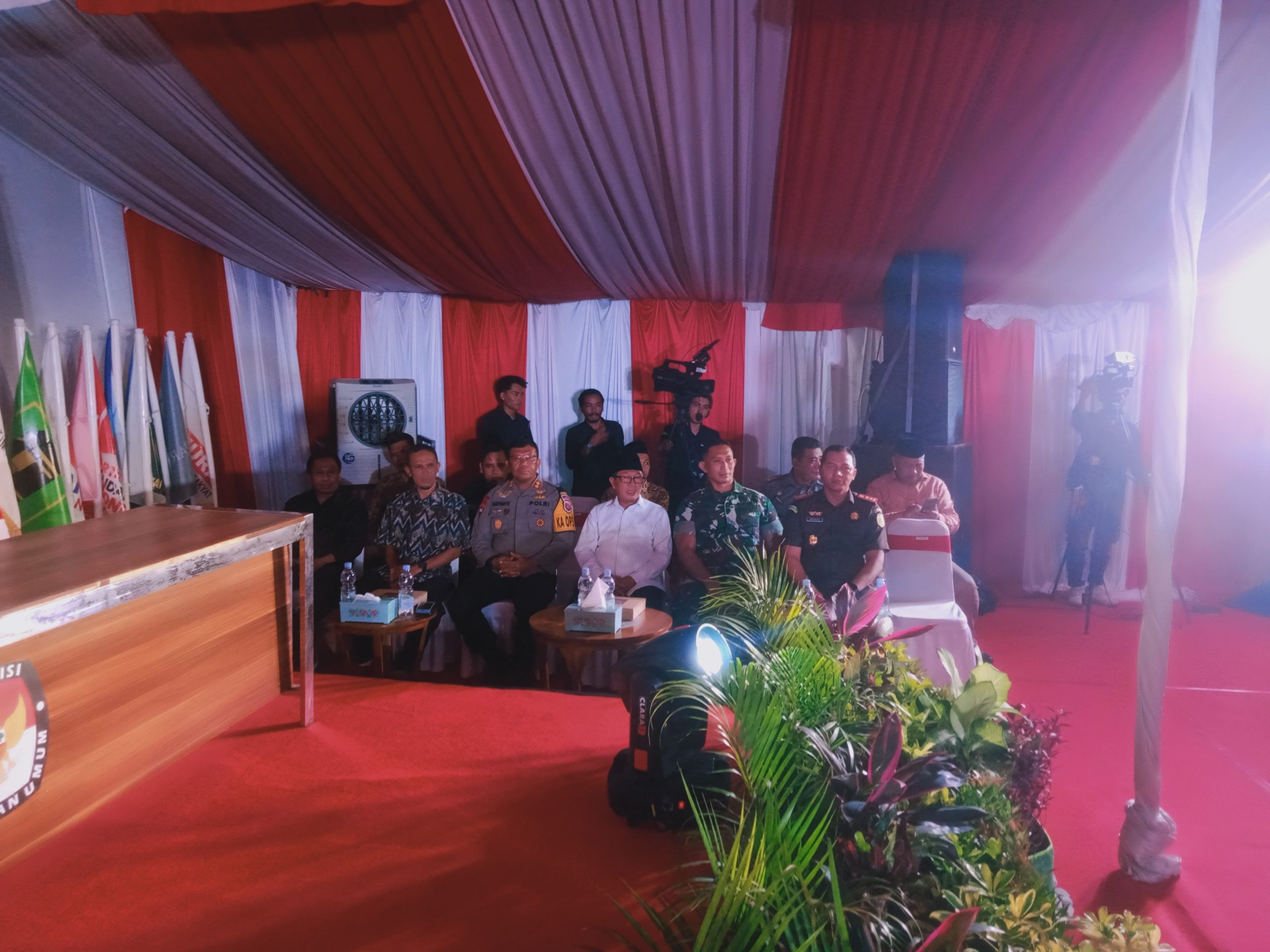 Kapolres Lombok Timur Hadiri Undangan Pengambilan Nomor Urut calon Bupati Dan Wakil Bupati