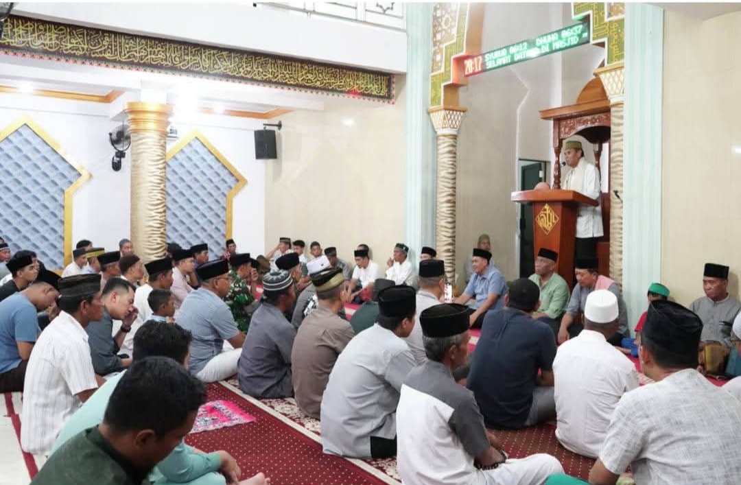 Sholat di Samapuin, Bupati H. Jarot Minta Masyarakat Doakan dan Kawal Jalannya Pemerintahan