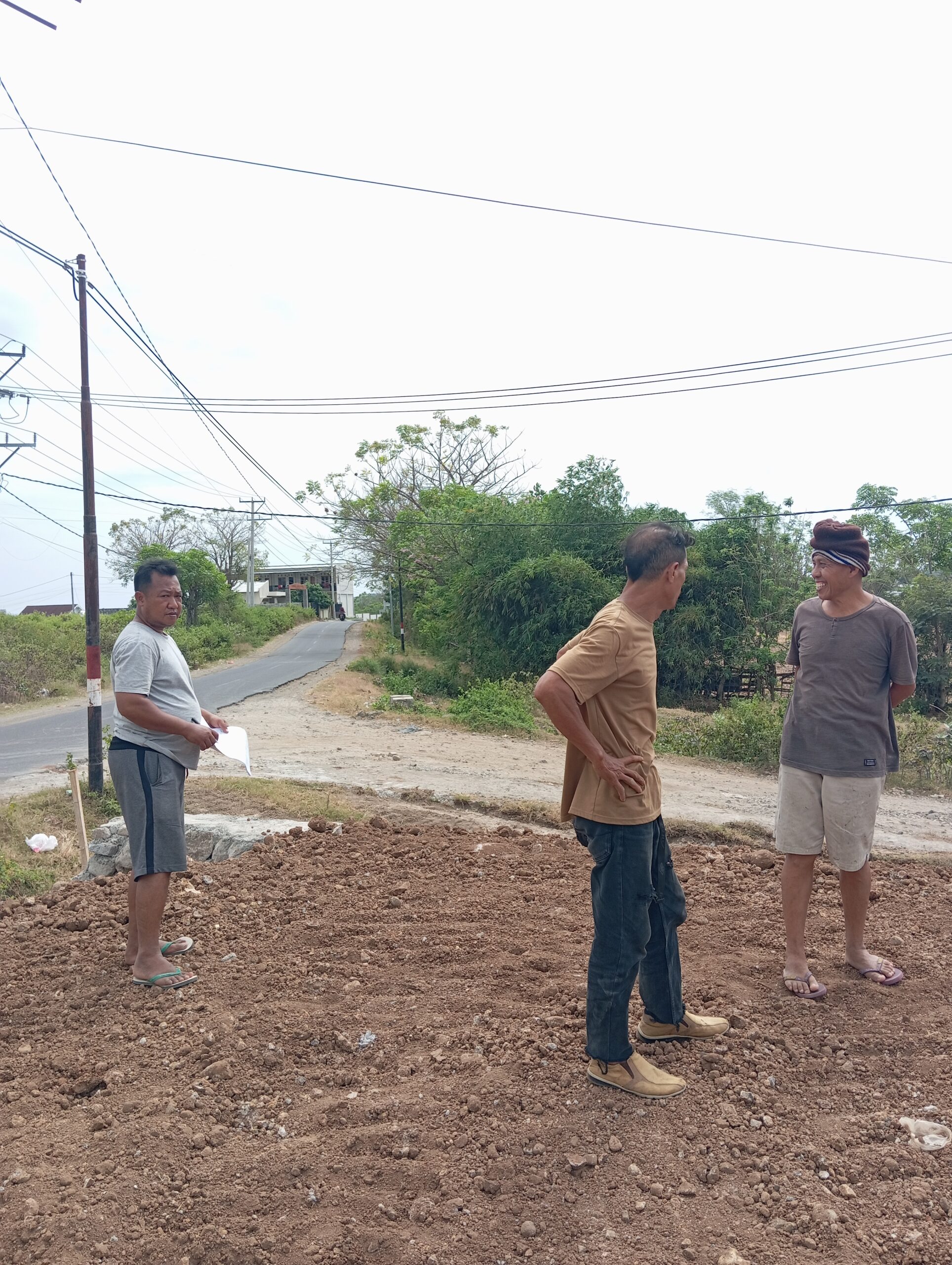 Ahli Waris bersama Kuasa Hukum Indi Suryadi Memastikan batas-batas tanah yang dijadikan akses jalan oleh tiga Perumahan