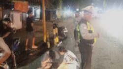 Polisi Bantu Evakuasi Dua Orang Korban Kecelakaan Motor