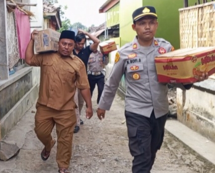 Polsek Terara Salurkan Bantuan Sosial Wujud Kepedulian dengan Masyarakat