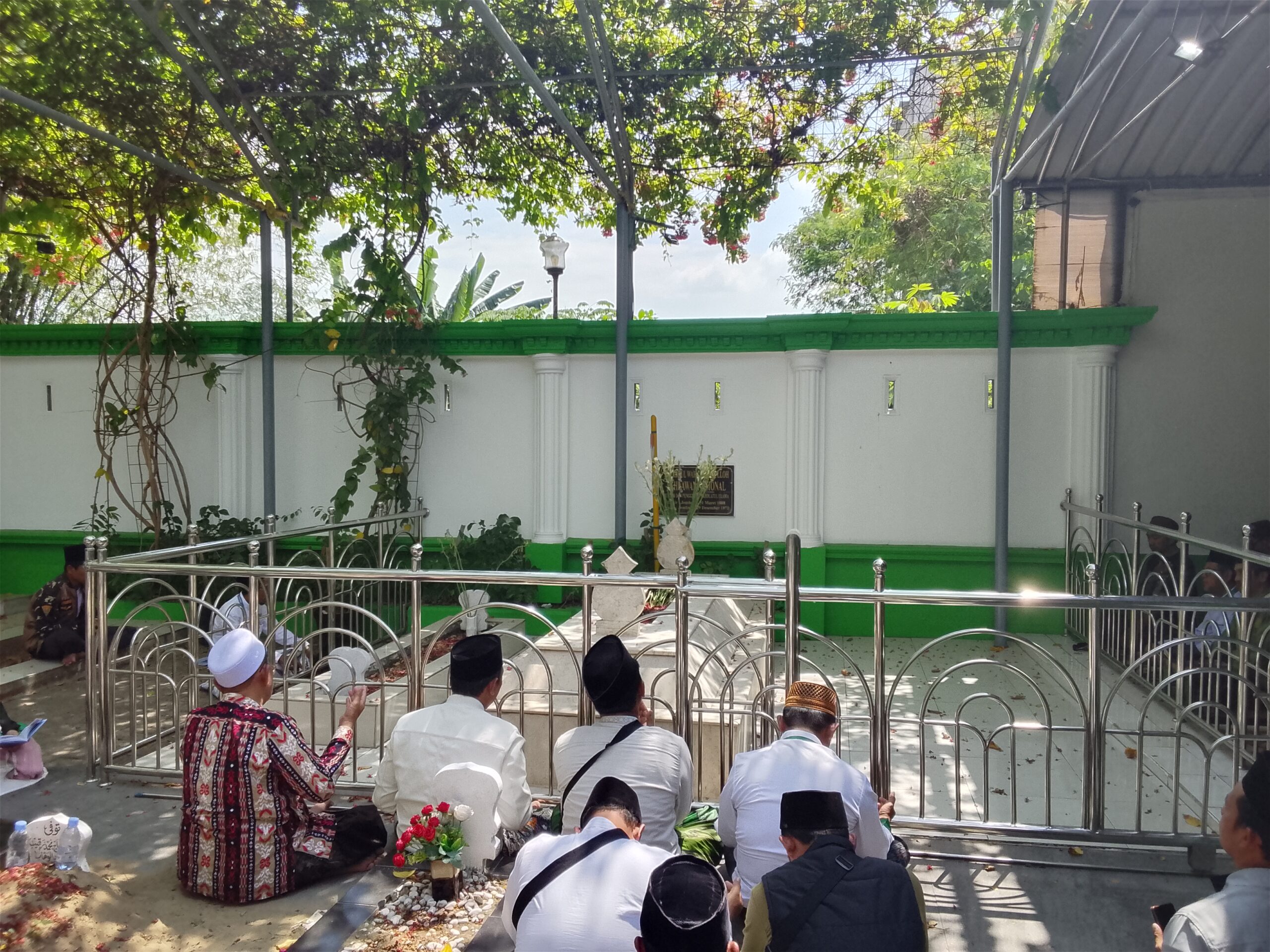 Do'a bersama didepan Makam K.H. Abdul Wahab Chasbullah adalah ulama besar, pahlawan nasional, dan salah satu pendiri utama organisasi Islam Nahdlatul Ulama (NU)