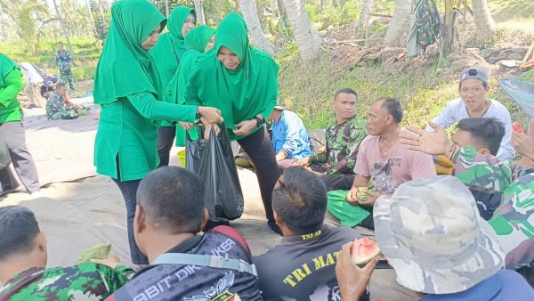 Ketua Persit KCK Cabang XXIX Dim 1615/Lotim Kunjungi TMMD ke-121 di Desa Kesik