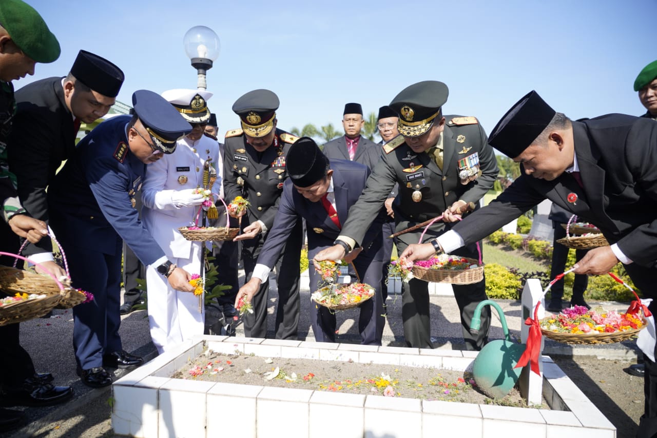 Pimpin Upacara Ziarah Nasional, Danrem 162/WB : Ini Bukan Sekadar Seremonial, Melainkan Wujud Penghargaan Dan Penghormatan