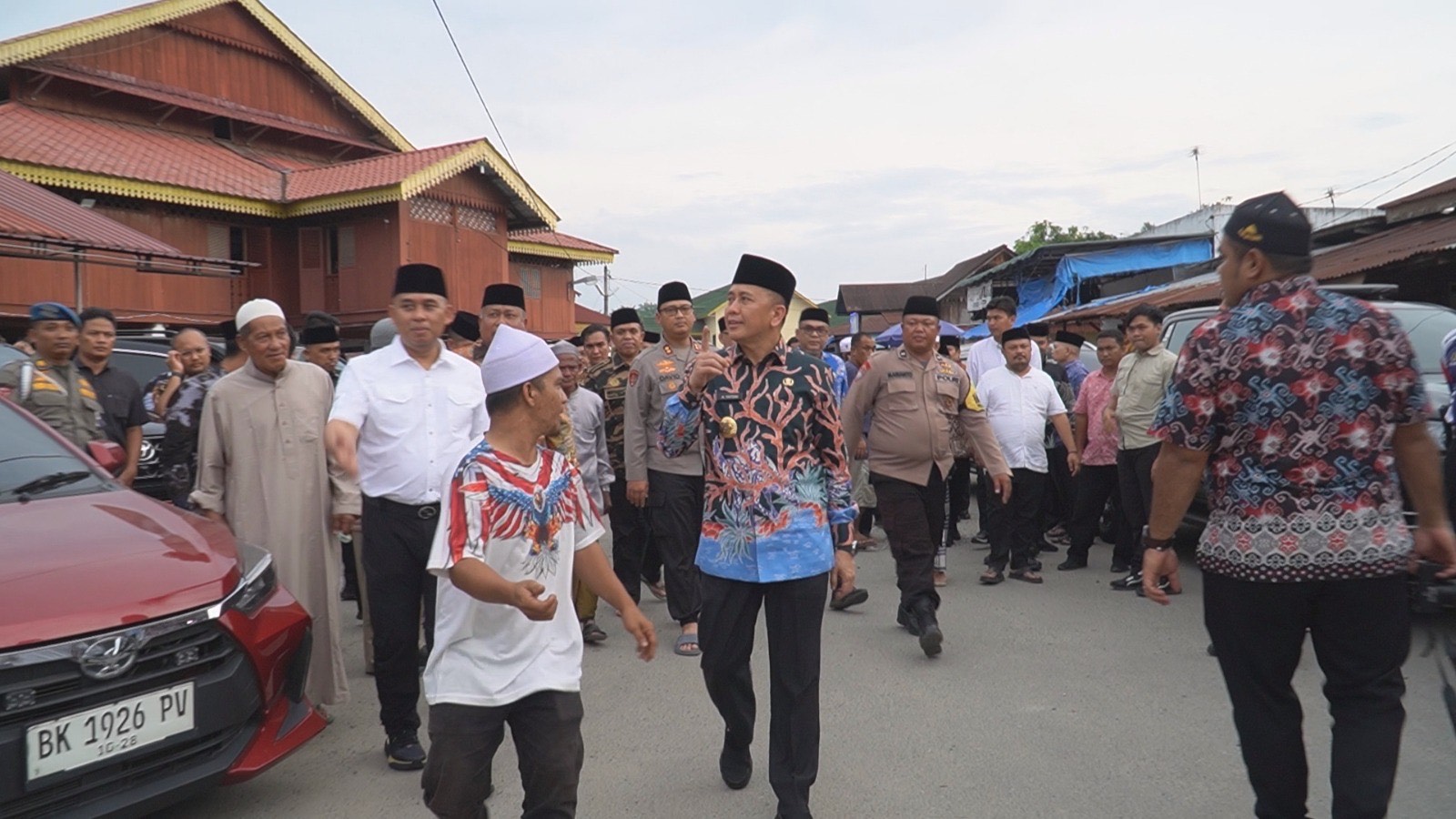 Pj Gubsu dan Pj Bupati Langkat Ziarah ke Makam Syekh Abdul Wahab Rokan: Bawa Bantuan untuk Masyarakat